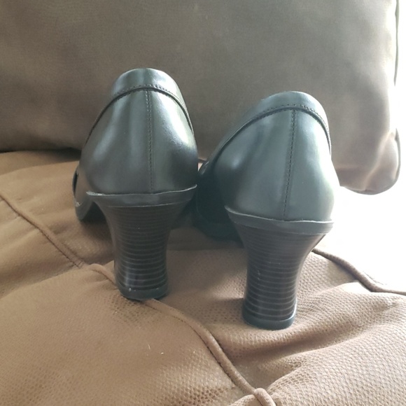 Gently worn brown pumps - Picture 7 of 7